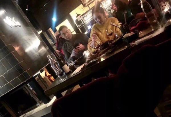 張雨綺攜男友遊日本,針織衫配丸子頭很減齡,一副戀愛少女的模樣 張雨綺攜男友遊日本,針織衫配丸子頭很減齡,一副戀愛少女的模樣