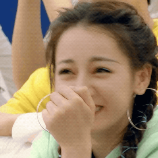 迪麗熱巴一害羞就捂嘴笑，巧笑倩兮，美目盼兮