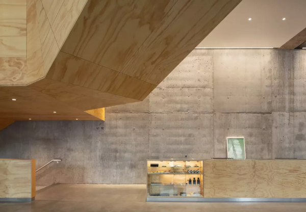 把百年建築「拆」得只剩一面牆