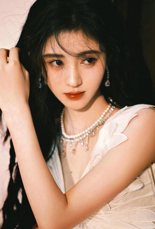 鞠婧禕復古造型眼波流轉 面板白皙透亮氛圍感拉滿