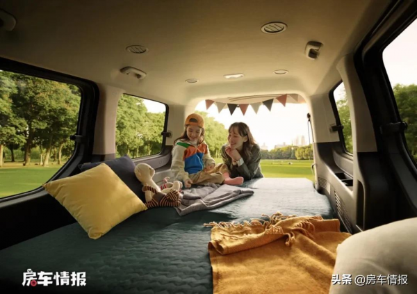 現代MPV打造露營車，尺寸適中上班能開，雙層設計頂部露臺太絕了