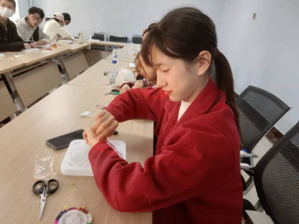 殘疾女孩勵志短影片走紅 網友：生活雖苦 但你很甜