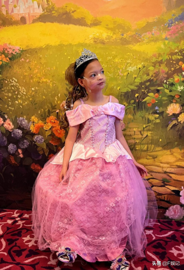 鍾麗淇一家四口去主題樂園遊玩為患罕見基因病的大女兒慶生