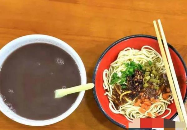 有一種大學食堂，叫&OpenCurlyDoubleQuote;武大食堂&rdquo;，學生：還沒吃夠，就畢業了