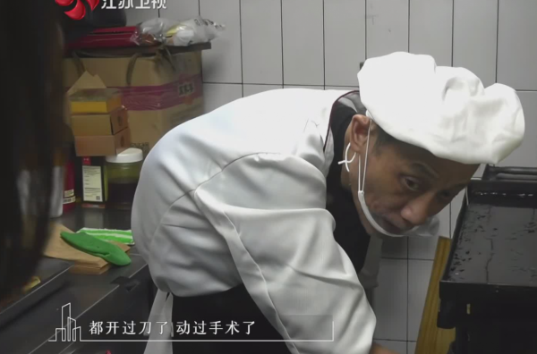 阿大日賺3000元卻獨居破舊老房，凌晨3點做蔥油餅，謝霆鋒：匠心