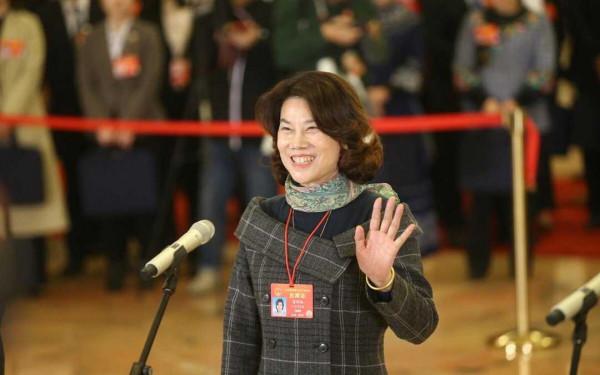 董明珠不愧是見過世面，穿露肩裙配高領打底，端莊又高階洋氣