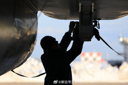 殲-15艦載戰鬥機,雪後出擊 殲-15艦載戰鬥機,雪後出擊