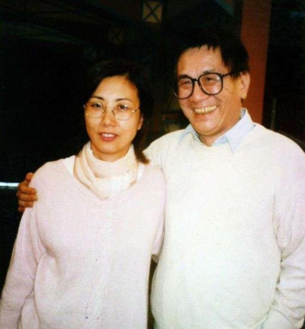 2004年黃霑去世:對成龍撒過尿,單挑過李小龍,還大罵劉德華3年 2004年黃霑去世:對成龍撒過尿,單挑過李小龍,還大罵劉德華3年