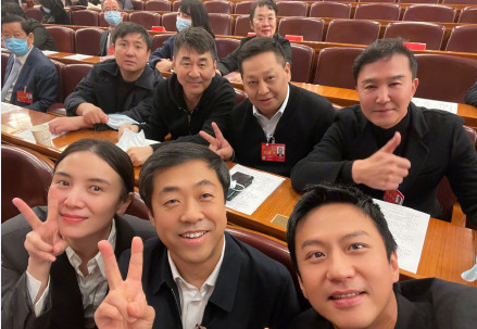 文代會圓滿閉幕，王凱瀟灑似檢察官，沈騰小動作不斷惹人發笑