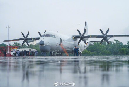 酷圖！反潛巡邏機雨中起飛