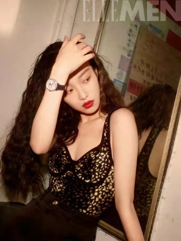 倪妮真是Gucci心尖寵！新大片穿格紋西裝燙羊毛卷玩復古，超美豔