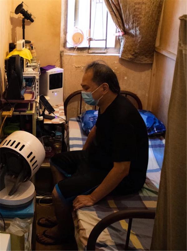 香港54歲大叔住6㎡劏房:蝸居生活大半輩子,夏天太熱得用4臺電扇 香港54歲大叔住6㎡劏房:蝸居生活大半輩子,夏天太熱得用4臺電扇