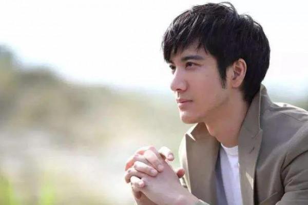 王力宏官宣已提出離婚申請，目前二人育有兩女一子