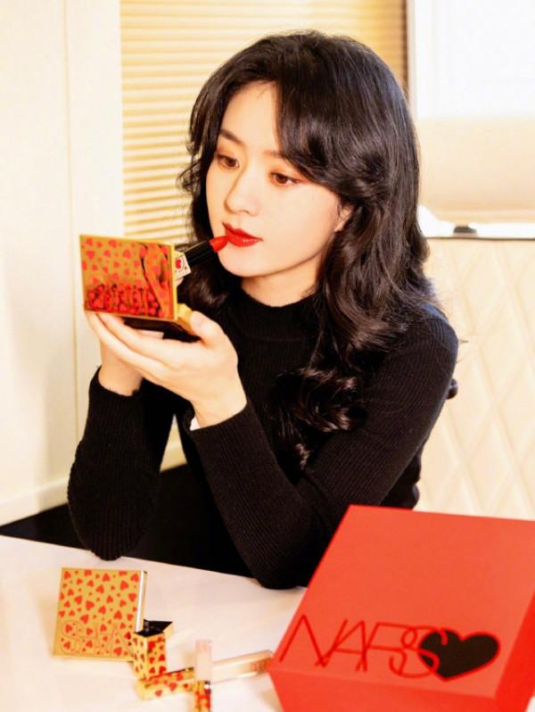 趙麗穎輕熟風造型徹底封神,穿黑裙演繹出優雅範,氣質提升就開掛 趙麗穎輕熟風造型徹底封神,穿黑裙演繹出優雅範,氣質提升就開掛