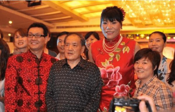 “中國長城”鄭海霞：43歲嫁粉絲，54歲沒孩子，姚明找她借鞋穿