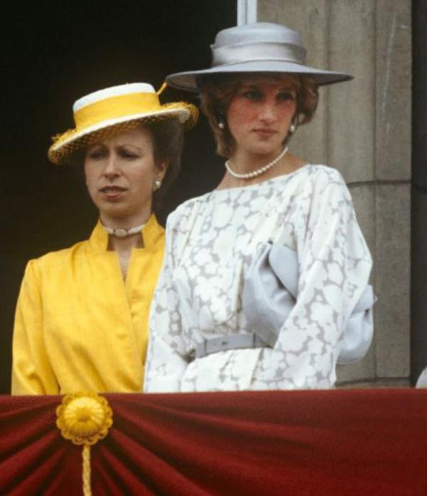 查爾斯也有柔情的一面:4歲託著妹妹爬窗戶,70歲還幫她整理帽子 查爾斯也有柔情的一面:4歲託著妹妹爬窗戶,70歲還幫她整理帽子