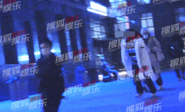 劉濤13歲女兒罕見曝光，女兒與媽媽一樣高，冷風中蹦跳好活潑