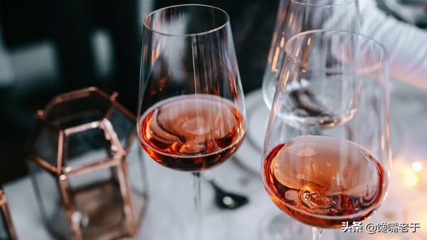 喝紅酒時,為什麼要先“搖一搖”酒杯?看完真是漲見識啊 喝紅酒時,為什麼要先“搖一搖”酒杯?看完真是漲見識啊