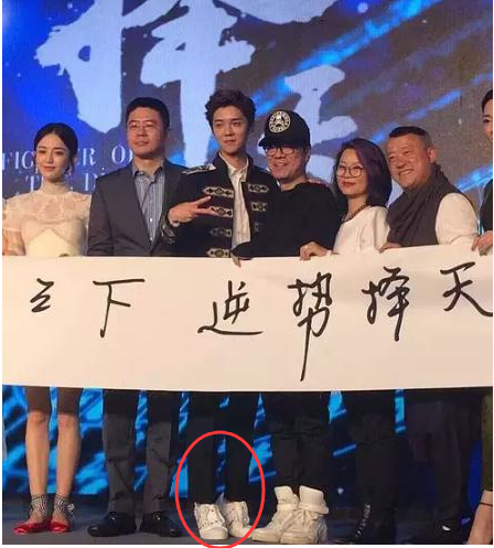 踩沙袋拍戲、穿高跟走紅毯，男星個頭成謎？同臺現原形誰假誰尷尬