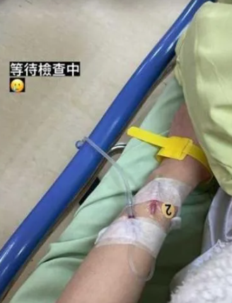 35歲女星深夜緊急就醫！躺病床上臉色蒼白，腹部無理由腫痛15小時