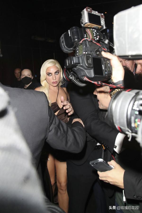 Lady Gaga現身倫敦，造型簡約休閒，記者圍拍氣勢十足