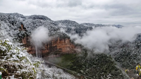 下雪啦，看童話裡的四面山美景大PK，你更喜歡哪一款？