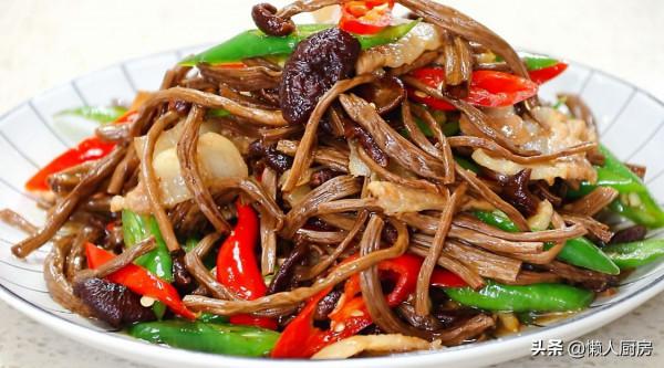 茶樹菇搭配五花肉,炒了一盤下飯菜,一上桌就被家人搶光了 茶樹菇搭配五花肉,炒了一盤下飯菜,一上桌就被家人搶光了