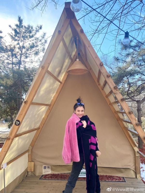 羨煞旁人！趙繼偉妻子更博曬出夫妻出遊照 繼偉評論：累死