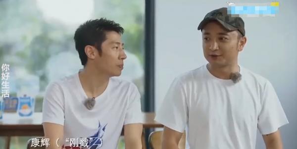 朱廣權錄影片笑場忘詞！靠康輝身上說對不起，遭撒貝南搞怪翻白眼