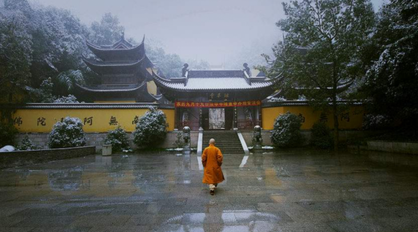 2000年，江西孝子遵遺囑將父製成“木乃伊”，供奉家中無人敢拜訪