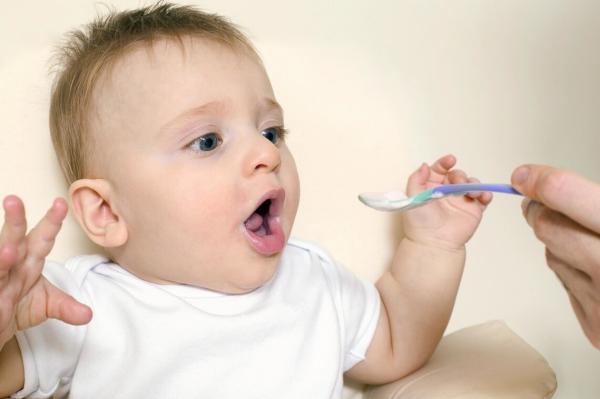 “媽媽，我要吃輔食了”，寶寶發出4個訊號，提示該新增輔食了