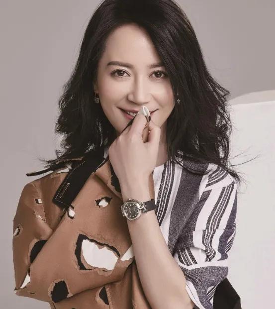 俞飛鴻身輕如燕，踏雪無痕，欣賞雪景太美了