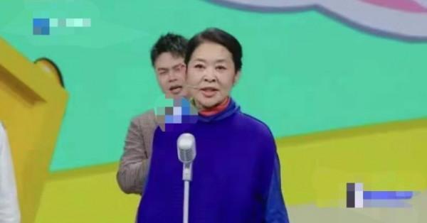 倪萍身體再度引關注,彎著腰走路步履蹣跚,下樓梯還要人攙扶 倪萍身體再度引關注,彎著腰走路步履蹣跚,下樓梯還要人攙扶