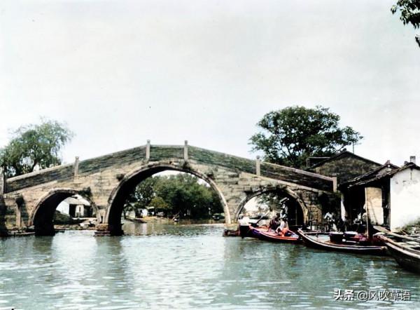 1900年的蘇州，婦人在吳門橋下浣洗衣物，男子在玉帶橋前思考人生