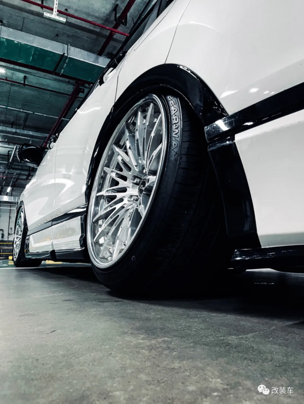 再加10萬塊本田皓影也很帥，自己開模做套件玩姿態