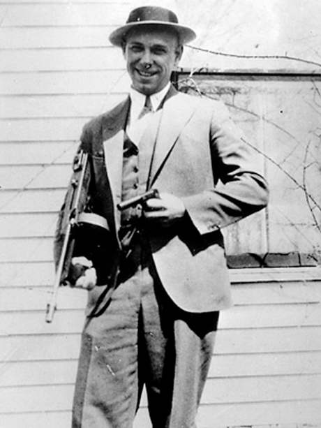 24次搶劫銀行，4次打劫警察局，竟曾被美國人當做“英雄”