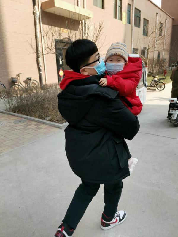 一大一小，一個14，一個4歲