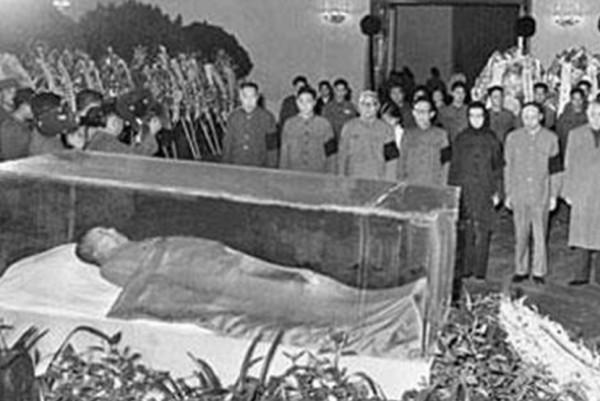 如何保護毛主席遺容的光輝形象？電影廠職工出一方法，沿用至今