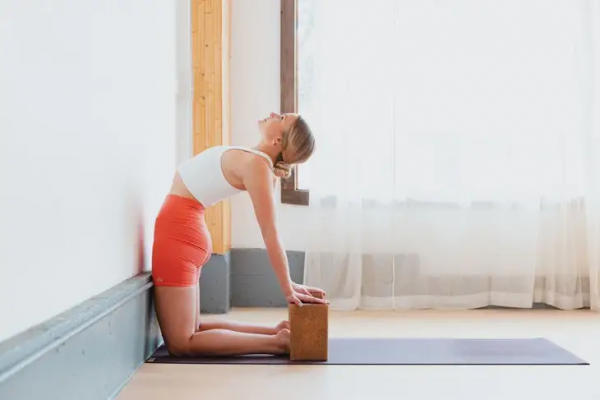 這8個瑜伽體式，試試這樣靠牆練，不僅深入還正位