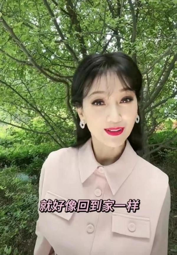 趙雅芝時隔29年再遊青城山,穿粉色長裙身材纖細,配長髮好顯年輕 趙雅芝時隔29年再遊青城山,穿粉色長裙身材纖細,配長髮好顯年輕