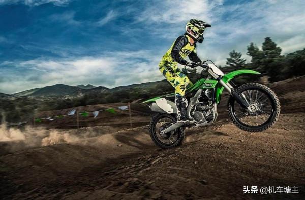 在越野路面騎行時，騎手應該注意哪些技巧？