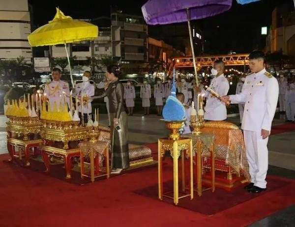 泰國16歲小王子出海度假！穿T恤亮相太帥氣，大公主陪同太溫馨啦