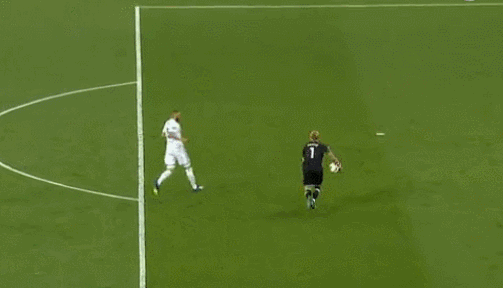 卡里烏斯附體!申花23歲門將出球失誤,被奧斯卡鏟進球門 卡里烏斯附體!申花23歲門將出球失誤,被奧斯卡鏟進球門