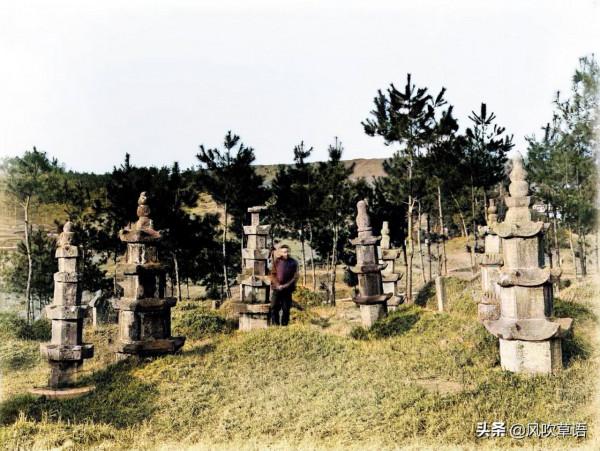 1911年2月的湖北宜昌,漁民用水獺捕魚,巨大的墓碑令人震撼 1911年2月的湖北宜昌,漁民用水獺捕魚,巨大的墓碑令人震撼