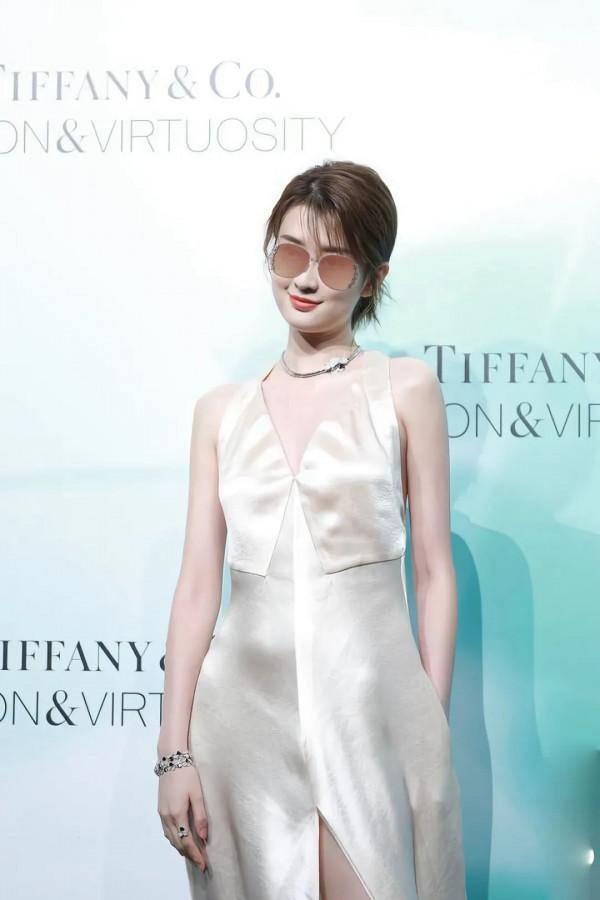 喬欣瘦成紙片人卻被“小肚子”搶鏡，網友驚呆：這是懷了