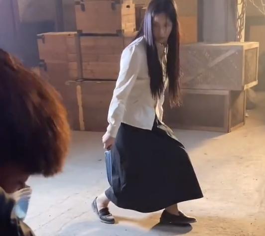 曝《一人之下》真人版路透,馮寶寶造型像貞子,張楚嵐再引熱議 曝《一人之下》真人版路透,馮寶寶造型像貞子,張楚嵐再引熱議