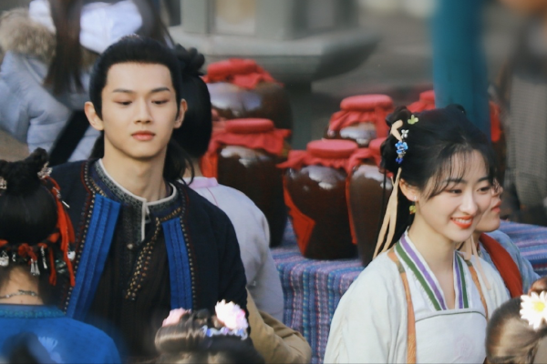 新版《仙劍奇俠傳》路透，李逍遙趙靈兒街上嬉鬧，網友贊勇氣可嘉