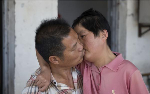 50歲的浙江農村男人經常親他老婆，知道真相後大家眼睛哭紅