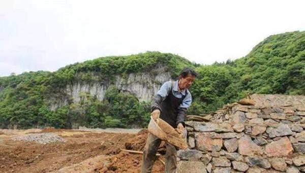 一位貴州守棺人:白天工地搬磚、晚上住山洞守棺,每月工資300元 一位貴州守棺人:白天工地搬磚、晚上住山洞守棺,每月工資300元