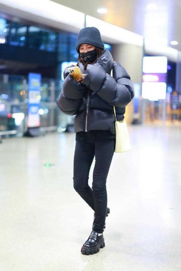 張雨綺這回終於穿對了,黑色麵包服配小腳褲,小鳥腿太顯瘦 張雨綺這回終於穿對了,黑色麵包服配小腳褲,小鳥腿太顯瘦